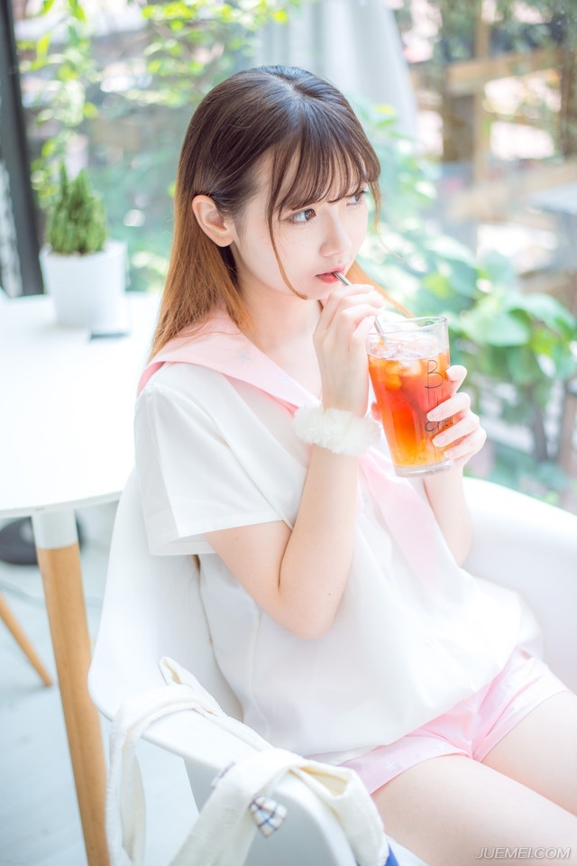 “啪~”
